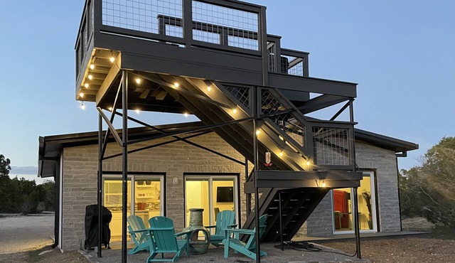 New couples retreat w/12 foot deck, hot tub, 360 amazing hill country views