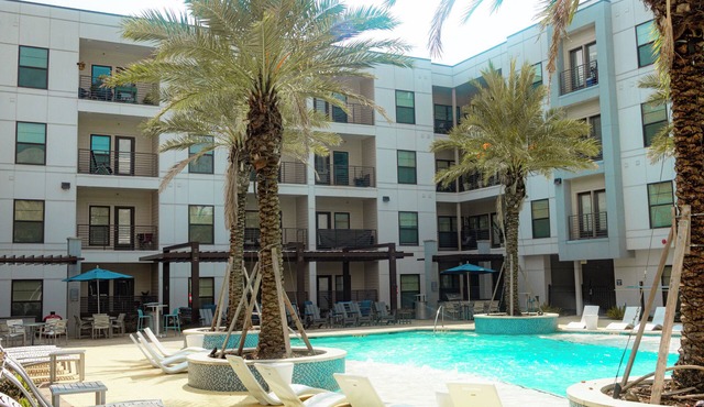 New! Cozy 1BR Apt with Pool & Gym in Central Houston, 5 ⭐️ Superhost