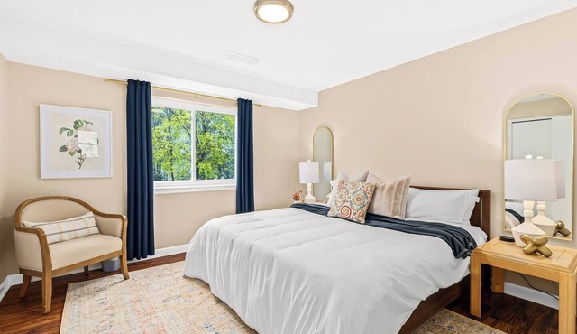 New! Cozy 1BR Upper Flat Near Roseville Downtown