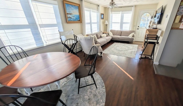 NEW! Cozy 2 bdrm Snug Harbor cottage steps from Point Judith Salt Pond & Marina