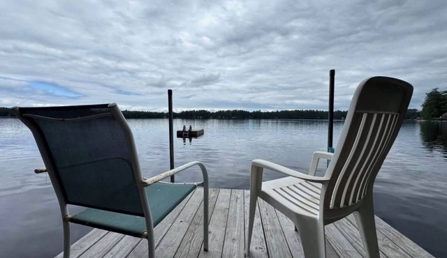 New Cozy 2-Bedroom Lake House on Tranquil Bonney Eagle Pond w/Great Amenities