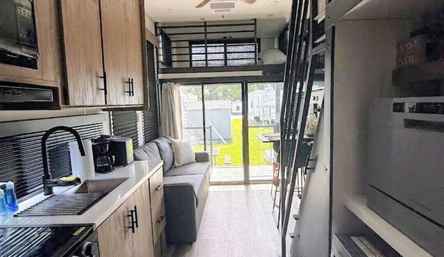 New Cozy 2 bedroom RV 15 minutes from entertainment and wild adventures!