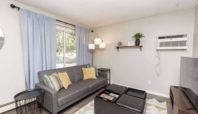 NEW Cozy 2-bedroom, sleeps 6!