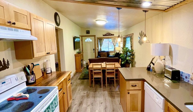 New cozy 2Br/2Bath cabin near Mount Rainier!