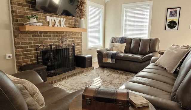 NEW Cozy 3BR Retreat + 2-Car Garage in Historic Texarkana