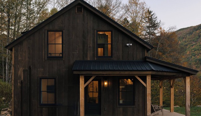 NEW Cozy 4-bedroom cabin with AC, WiFi, Hot Tub and Fire Place!