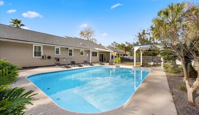New! Cozy 4bd with pool in Summerville