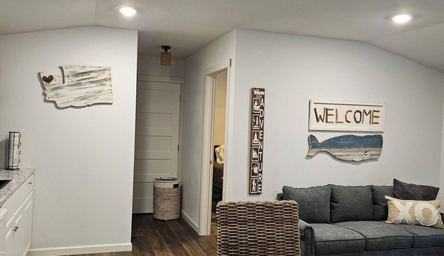 New Cozy Beach Bungalow, only a 1/2 mile walk to beautiful quiet Beach