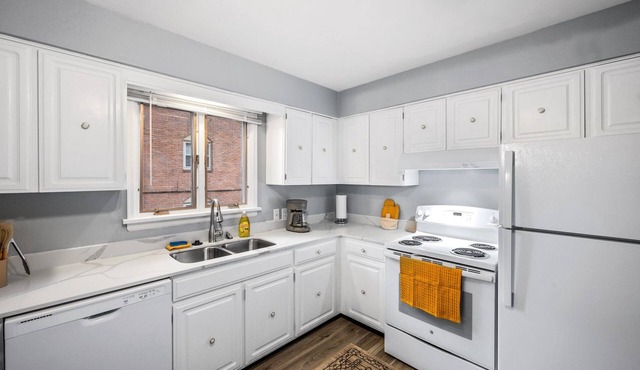 NEW! Cozy Boho 2BR W/King 7 Miles from Downtown