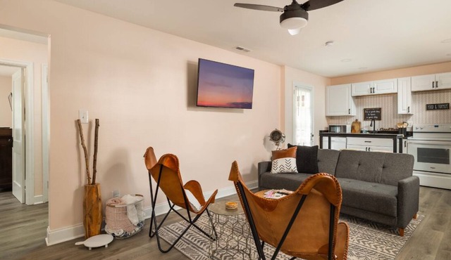 NEW Cozy Bungalow 3 bed/2 bath w/King & pet friendly - Coliseum GAC UNCG<5 min