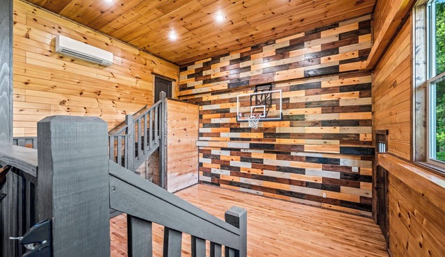 NEW Cozy Cabin Close to Parkway and Dollywood Sleep 12 Basketball Court Pool Spa