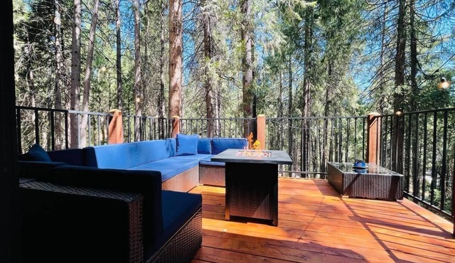 NEW!! Cozy cabin in the pines! Family/pet friendly, game room, cal king bed