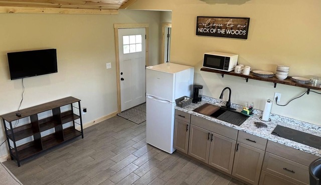 NEW Cozy Cabin located in Oakland tucked away in a peaceful wooded scene.