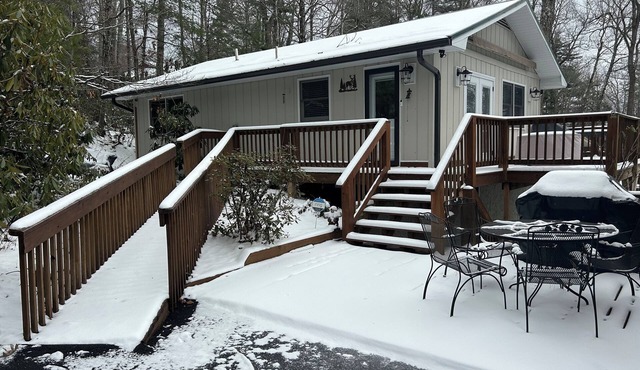 NEW! Cozy cabin minutes from Grandfather Mtn, Banner Elk, golf and pool too!