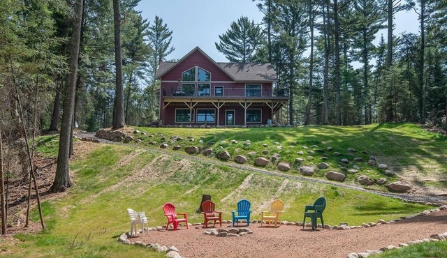 New & Cozy Cabin on Lake Content w/170' of Sand/Swimming Frontage!