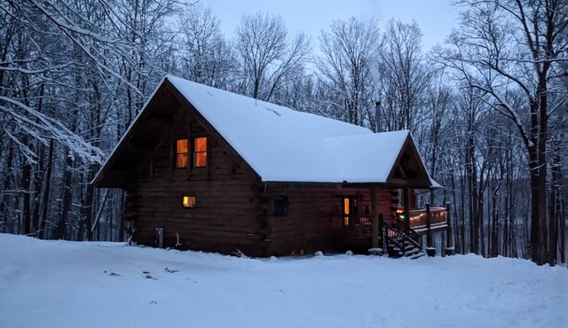 NEW! Cozy & Comfortable Log Cabin RETREAT on the WI River