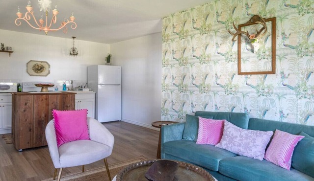 NEW | Cozy cottage for 3 | 10 min. to Round Top!