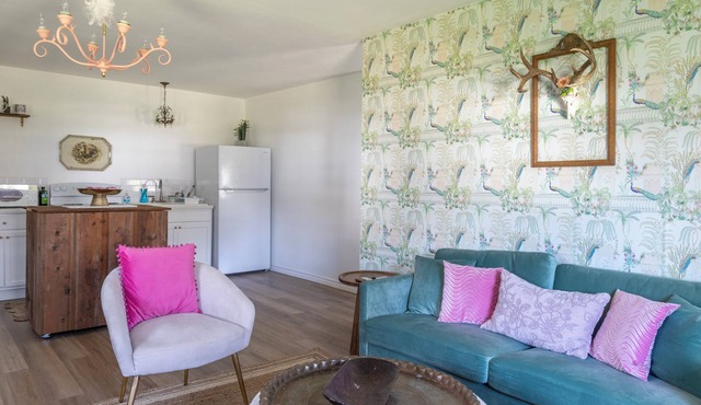 NEW | Cozy cottage sleeps 3 | 10 min. to Round Top!