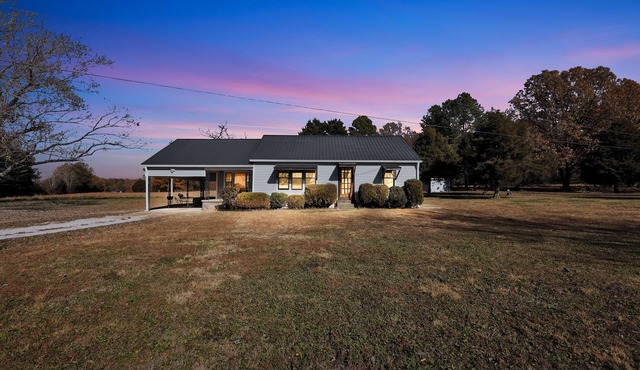 NEW! Cozy Country Retreat | Hot Tub, Fire Pit & Guitars