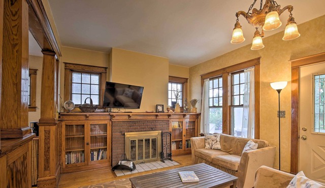 NEW! Cozy Eau Claire Home - 1/2 Mi to Carson Park!