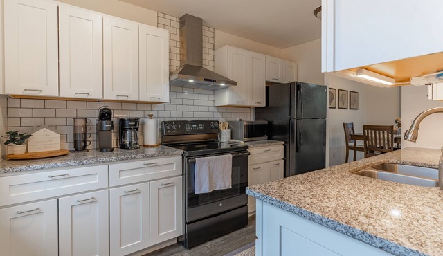 *NEW* Cozy Fenton Condo near DT