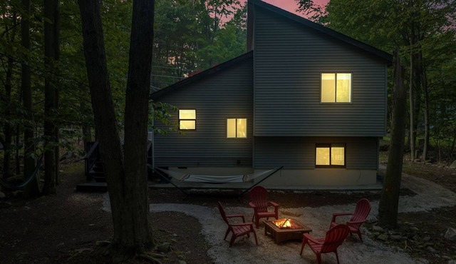 NEW! Cozy home with Jacuzzi and Fire Pit in Pocono!