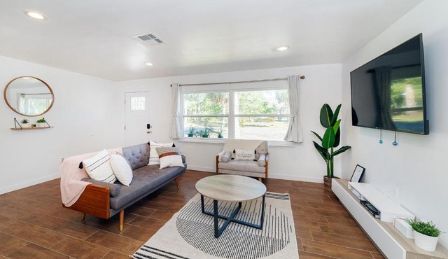 NEW Cozy House 5 Min Three Sisters Springs