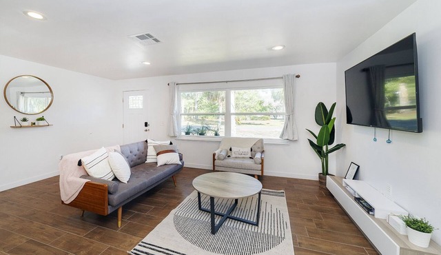 NEW Cozy House| 5 Min Three Sisters Springs