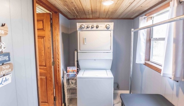 NEW Cozy Lake House, Game Room, Fire-pit & Hot Tub & 1/2mile to boat ramp