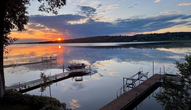 NEW Cozy Lakeside Retreat, Gorgeous Sunset Views and Firepit!