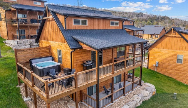 New Cozy Lodge w Arcade Private Hot Tub Cmty In/Outdoor Pools & Much More Free Attraction Tickets