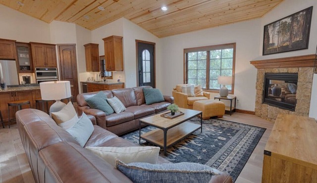 NEW! Cozy-Modern Family Cabin - Retreat on the Rim