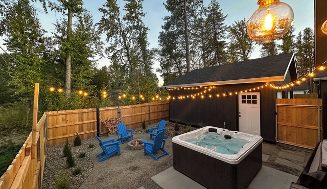 New Cozy Modern Cottage with Hot Tub & Fire Pit!