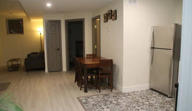 NEW Cozy Modern Full Basement Suite (Mins To DT)