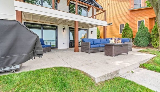 New, Cozy, Modern-style Lake House lakefront