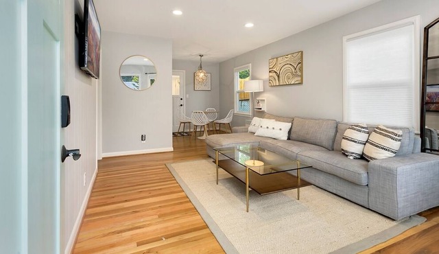 NEW Cozy NE Seattle/Shoreline Updated Home | Fiber Wifi & Fenced Yard | 16min→DT