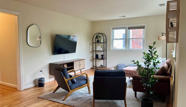 NEW Cozy Penthouse - Spacious 3-bedroom apartment. Steps to Metro!