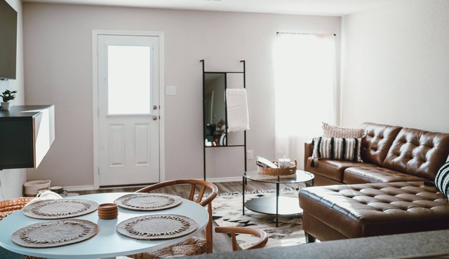 NEW Cozy Quiet Cute Gem Minutes Away From Downtown