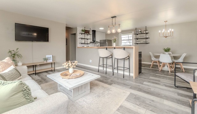 NEW! Cozy Ranch/Sleeps 8/5 Mins to Grand Pk/Just Mins to Downtown Westfield!