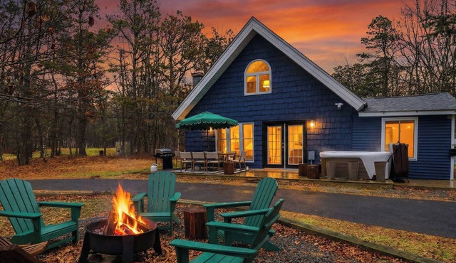 NEW Cozy & Redesigned Chalet with Hot Tub, Fire Pit, Game Room, Heating/Cooling!