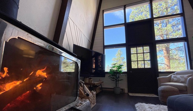 New- Cozy, renovated mountain retreat w/ fireplace