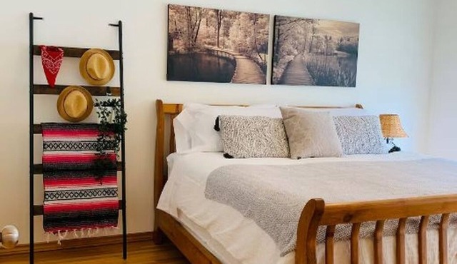 New | Cozy Retreat | Walk UofC | 13m DT | 16m Airport | Patio Parking Games