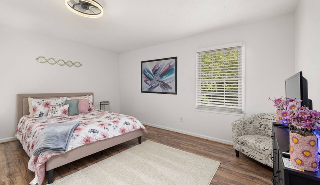 NEW Cozy Townhome w/Pool, Patio, Dogs Welcome