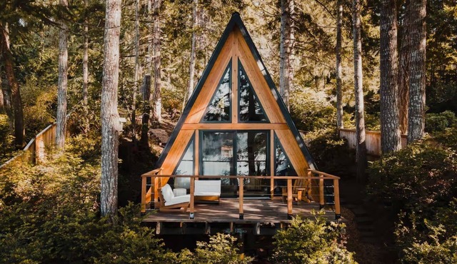 New! Cozy Waterfront A-Frame, Private Beach, Pet Friendly.