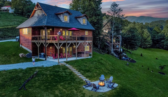 NEW Creekside 4-BR Modern Cabin with Hot Tub, Fire Pit, Grill, 2+ Acre field!