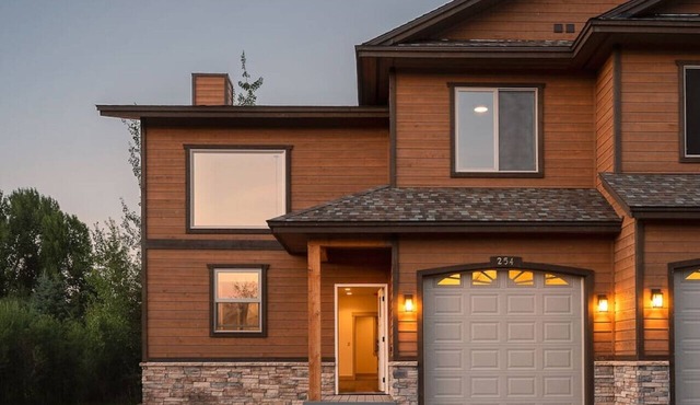 New Creekside Chalet