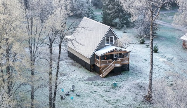 NEW creekside Home w Firepit BBQ Kayak Pets
