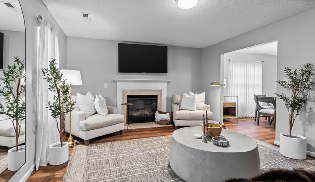 NEW! Crest Stone Manor! LUX CozynFire pit/Fireplace, Theater TV's, Comfy beds!