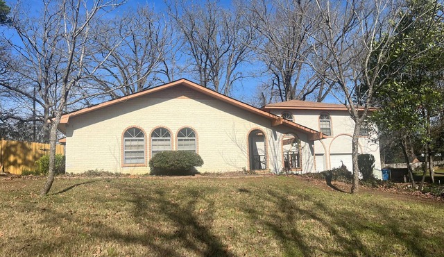 New - Crestwood Peak. Spacious - 2200sf- 3-bedroom house in Central Kilgore.