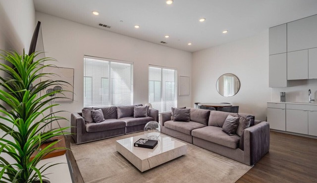 New Crisp Townhome - Knox/Lower Greenville!